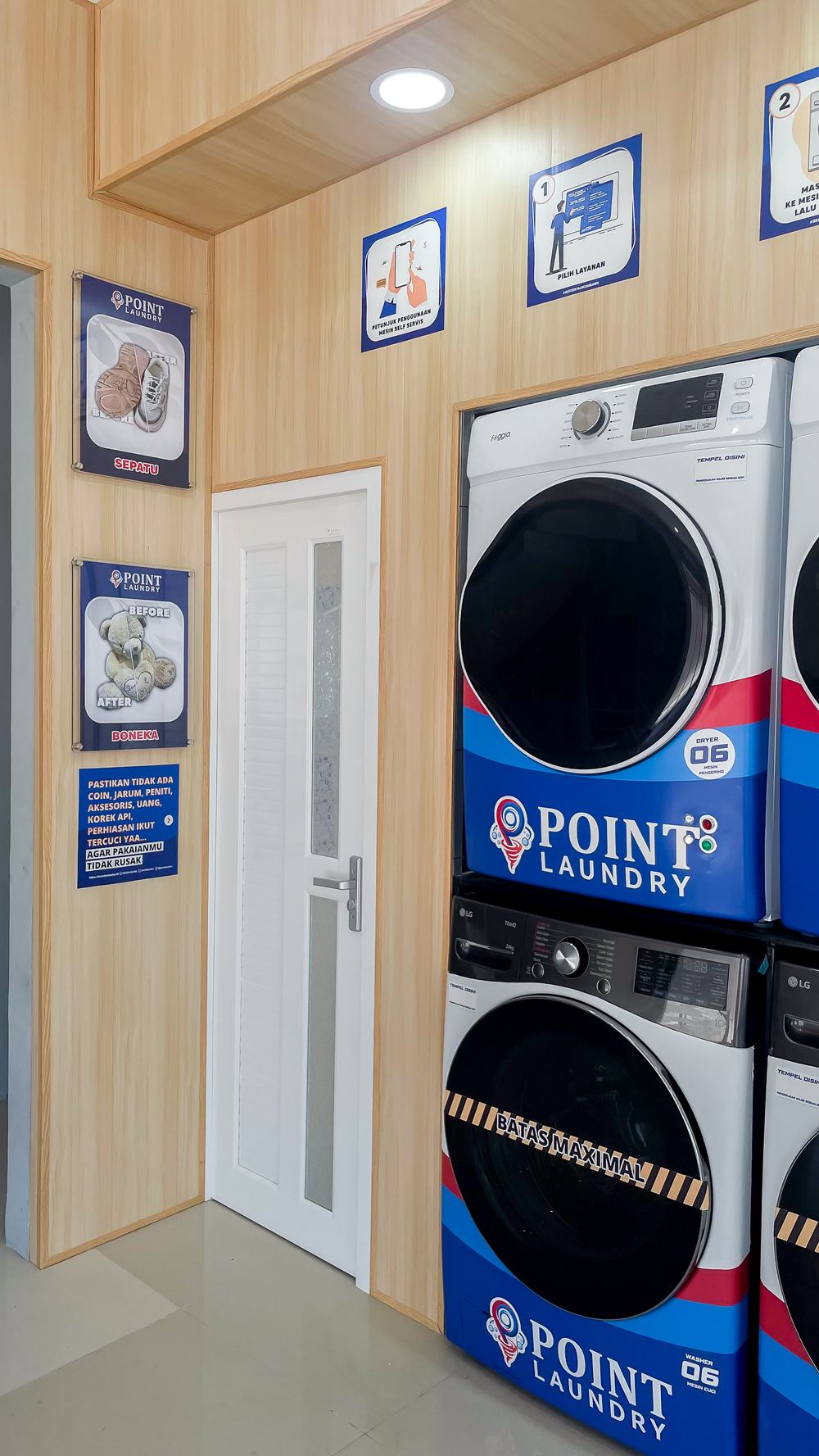 Detail area self-service dan panduan penggunaan di Point Laundry Gresik